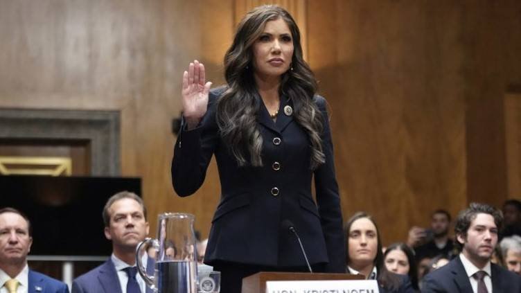 El Senado de EE.UU. confirma a Kristi Noem como secretaria de Seguridad Nacional