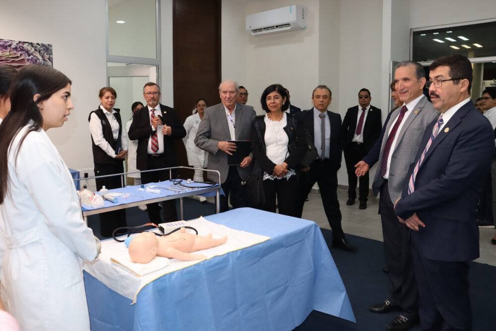 Rector de la UAT supervisa equipamiento en la Facultad de Medicina Tampico