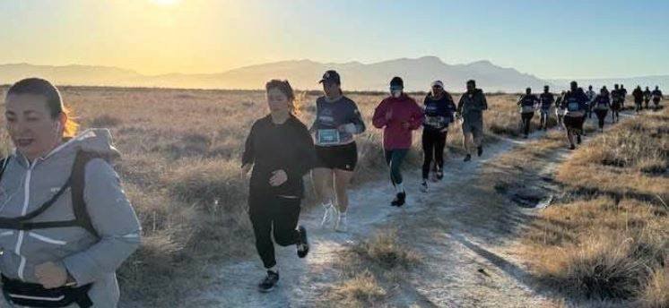 Atletas listos para el Medio Maratón de Cuatro Ciénegas 2025