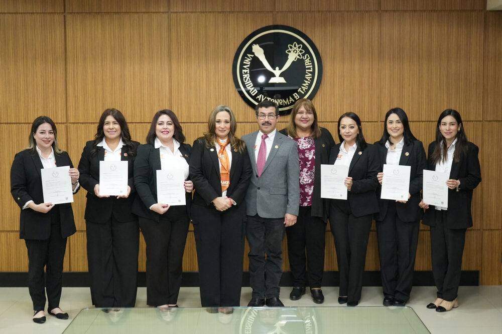 El rector Dámaso Anaya entrega nombramientos a titulares de Familia UAT