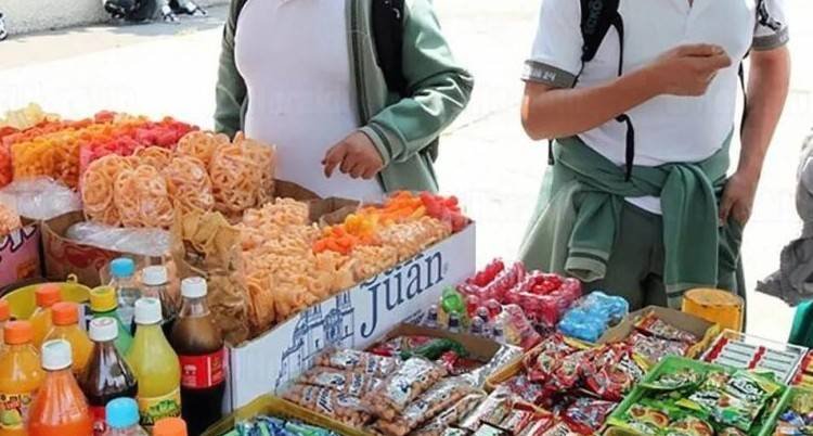 Ni un paso atrás en erradicación de comida chatarra, dice la SEP