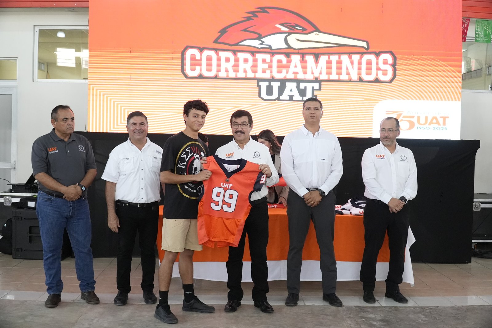 Entrega rector uniformes a Correcaminos UAT de la Liga Mayor ONEFA