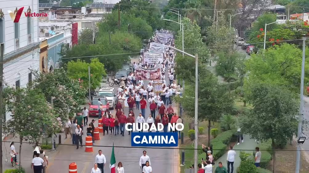 A veces lo más importante no se dice en una oficina… se construye caminando juntos. 🚶‍♂️ El alcalde Lalo Gattás y su es…