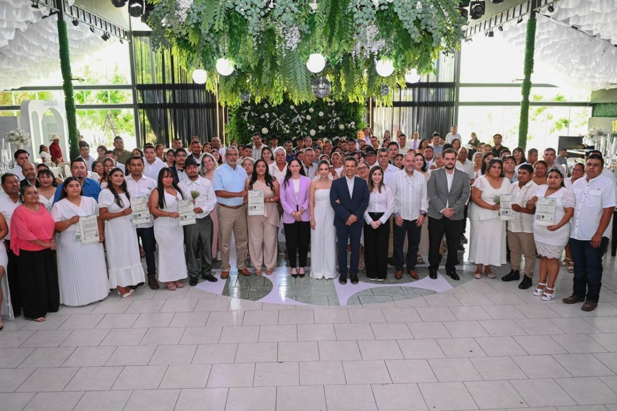 Apadrinan Lucy y Lalo Gattás a 72 matrimonios en ceremonia colectiva del DIF.