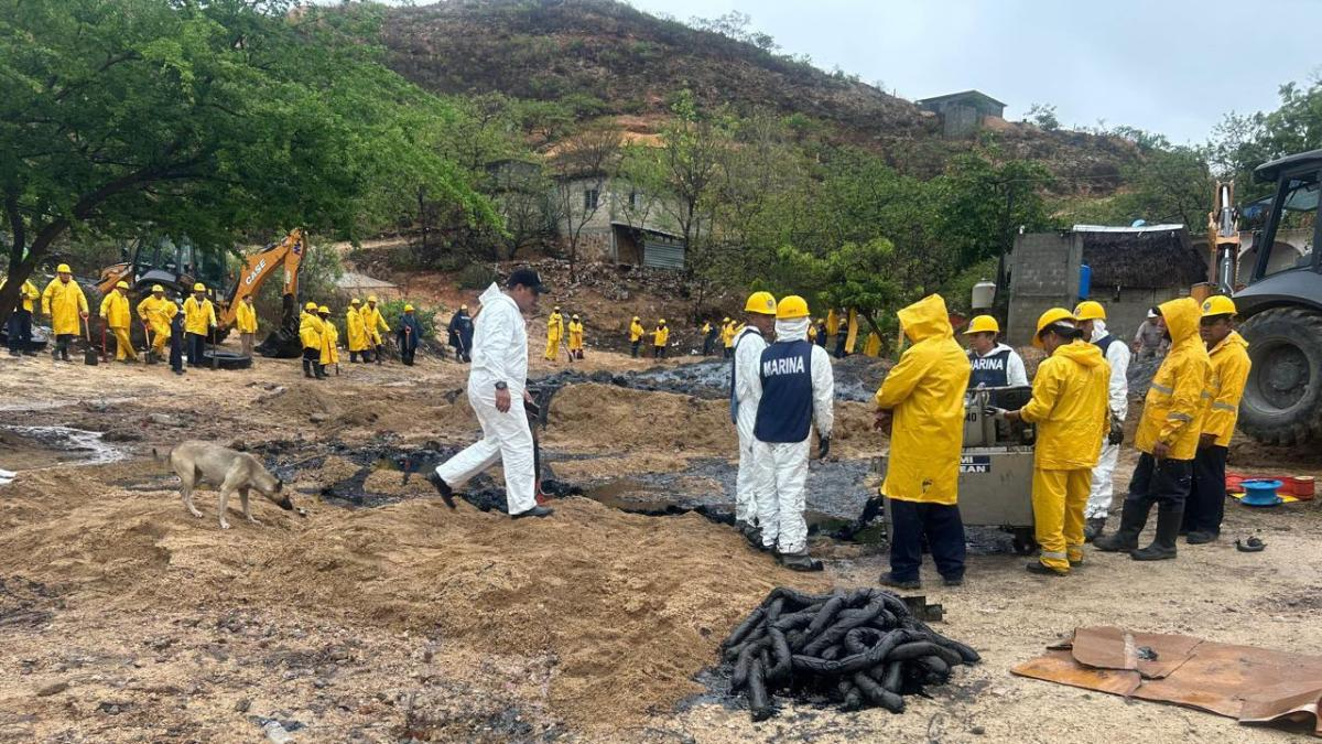 Pemex controla fuga de gas por toma clandestina en San Matías Tlalancaleca, Puebla
