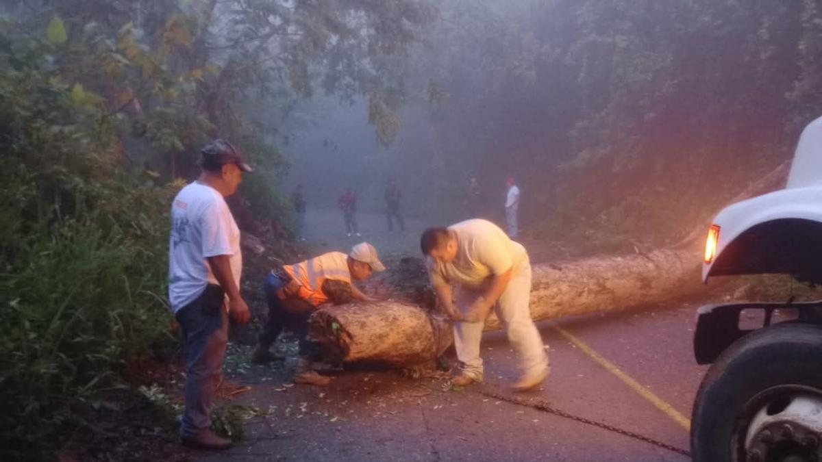Lluvias provocan cierres carreteros y daños en caminos de la Sierra hidalguense