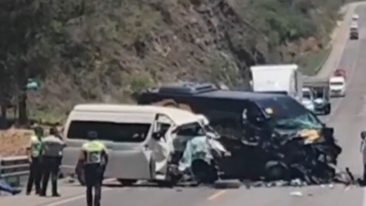 Aparatoso choque entre dos camionetas deja siete muertos y diez heridos en autopista México