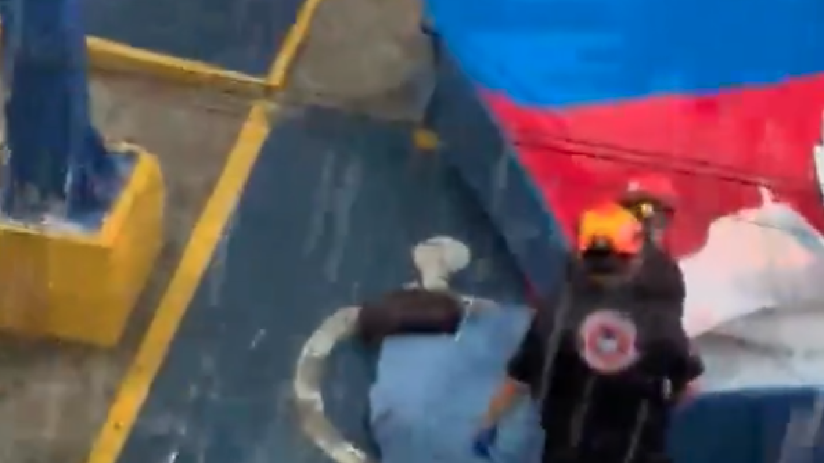 Captan momento en el que espectacular aplasta a mujer en plena lluvia en Nuevo León