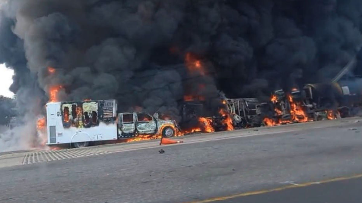 Pipa se queda sin frenos y se impacta contra varios vehículos en la carretera Cárdenas–Coatzacoalcos