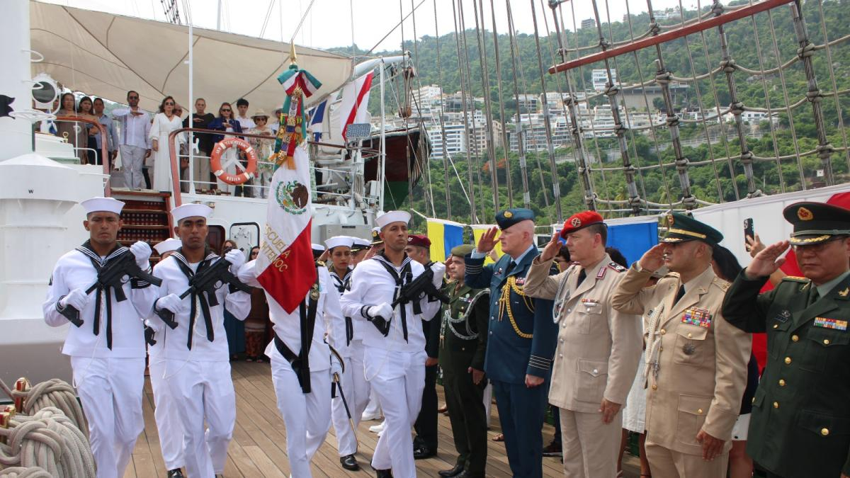 Condecoran Bandera de Guerra del Buque Escuela Cuauhtémoc por su labor internacional