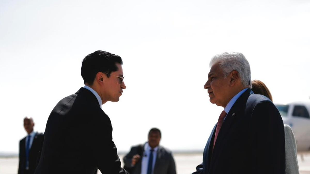 Presidente de Panamá llega a México; es recibido por Roberto Velasco