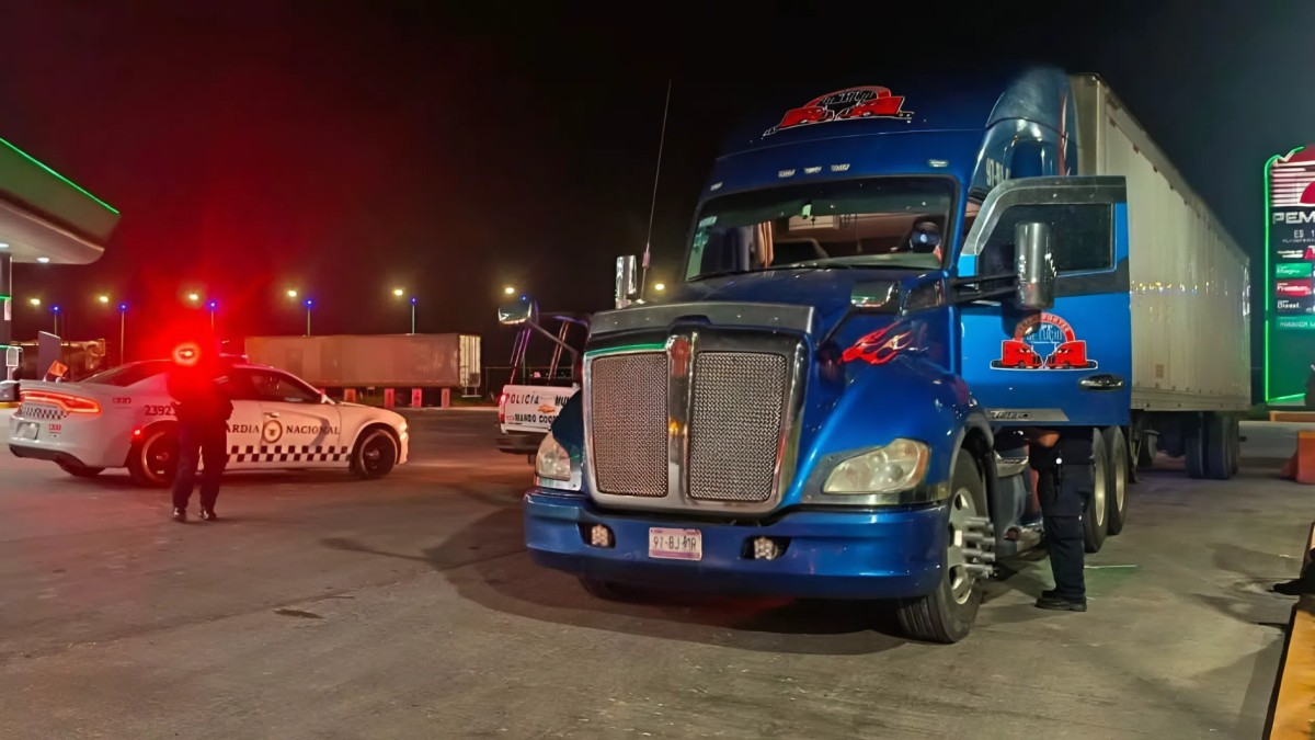 Trailero se resiste a asalto; delincuentes disparan contra la pesada unidad