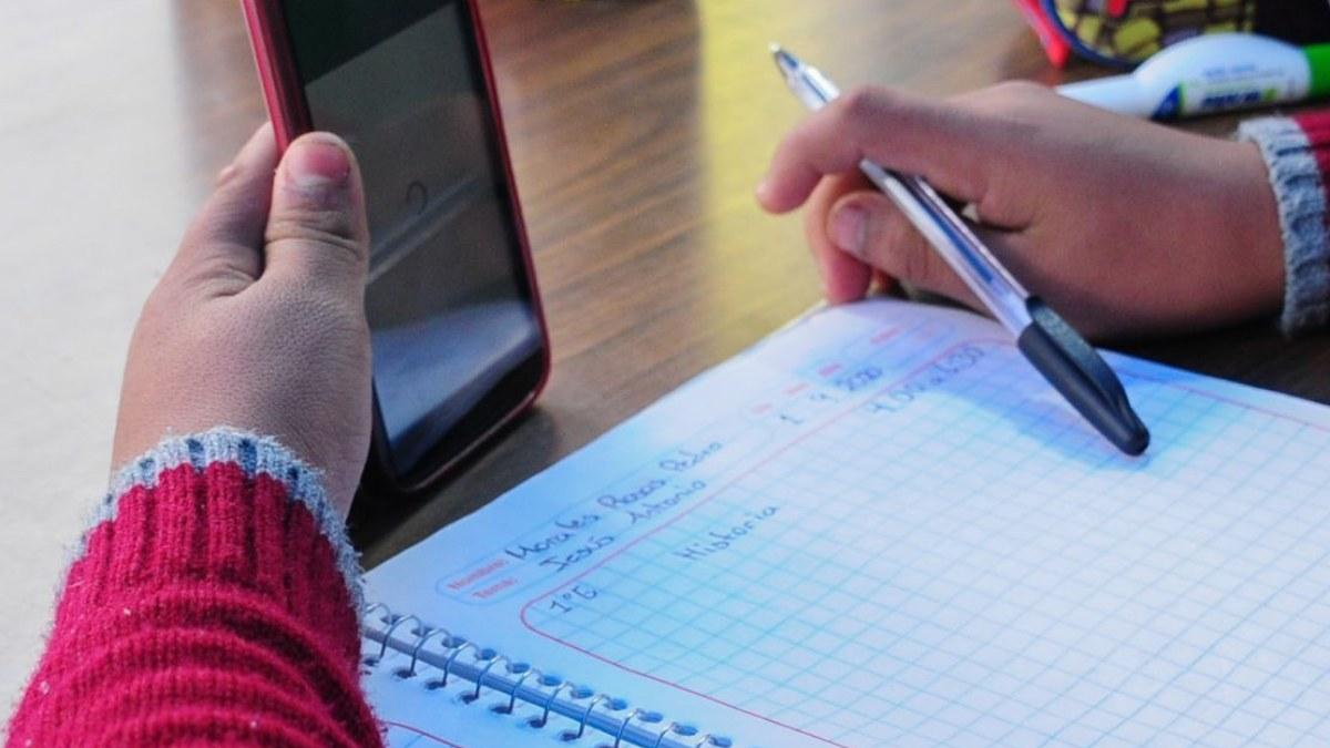 Analizan reglamentar uso de celulares en escuelas de Nuevo León por retos virales