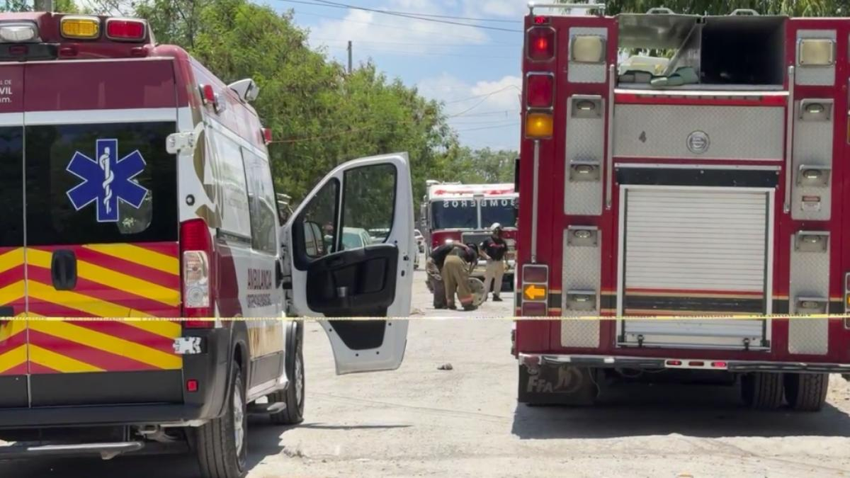 Cae a red de drenaje y muere; su amigo intenta sacarlo y queda grave