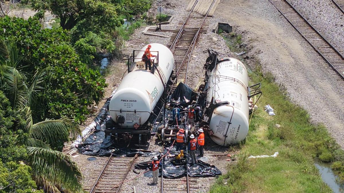 Evacúan a 500 personas por volcadura de ferrotanque de Pemex