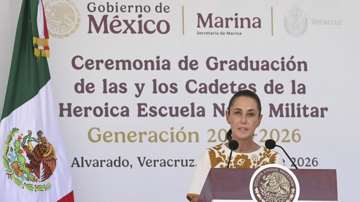 Presidenta pide a marinos asumir defensa de la soberanía nacional