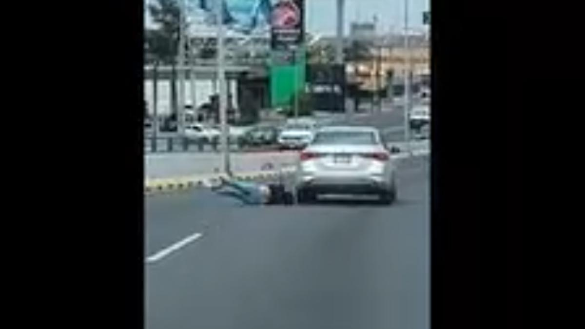 Mujer es arrastrada por automovilista; queda inconsciente a media calle