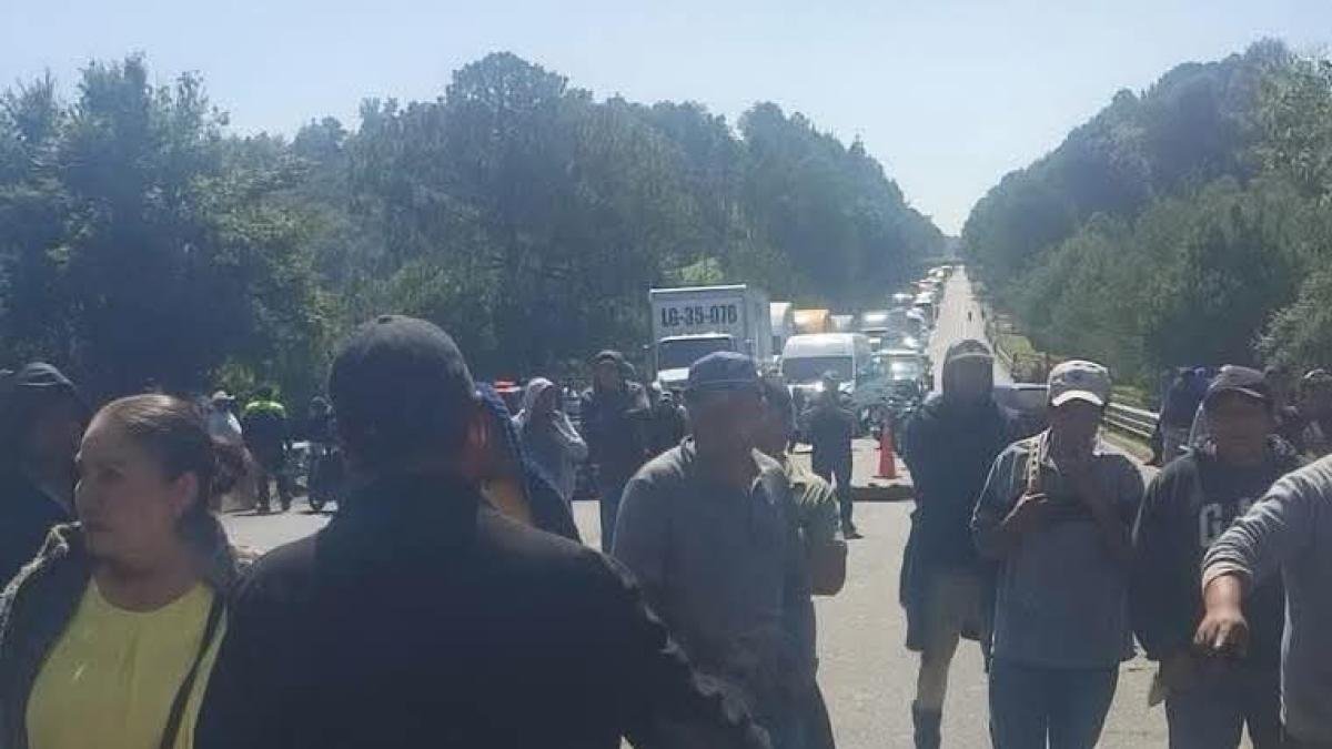 Cierran la México–Tuxpan: exigen frenar robos y falsas patrullas