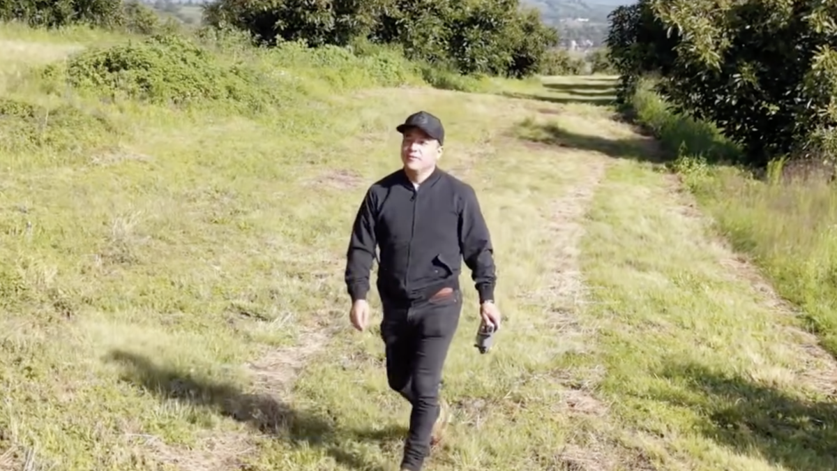 Dejan corona de flores en su auto: aguacatero denuncia amenazas y falta de protección