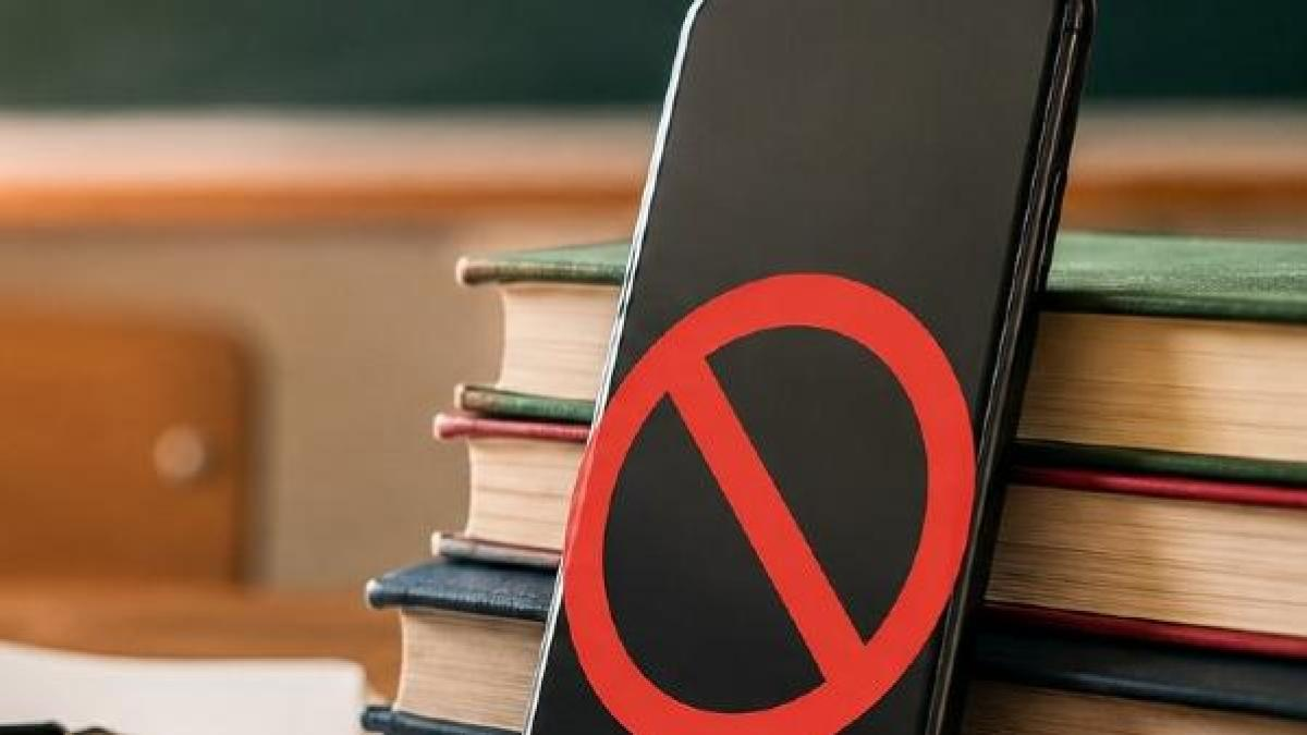 SEP publica reglas para celulares en aulas: prioriza enfoque formativo y asambleas con padres