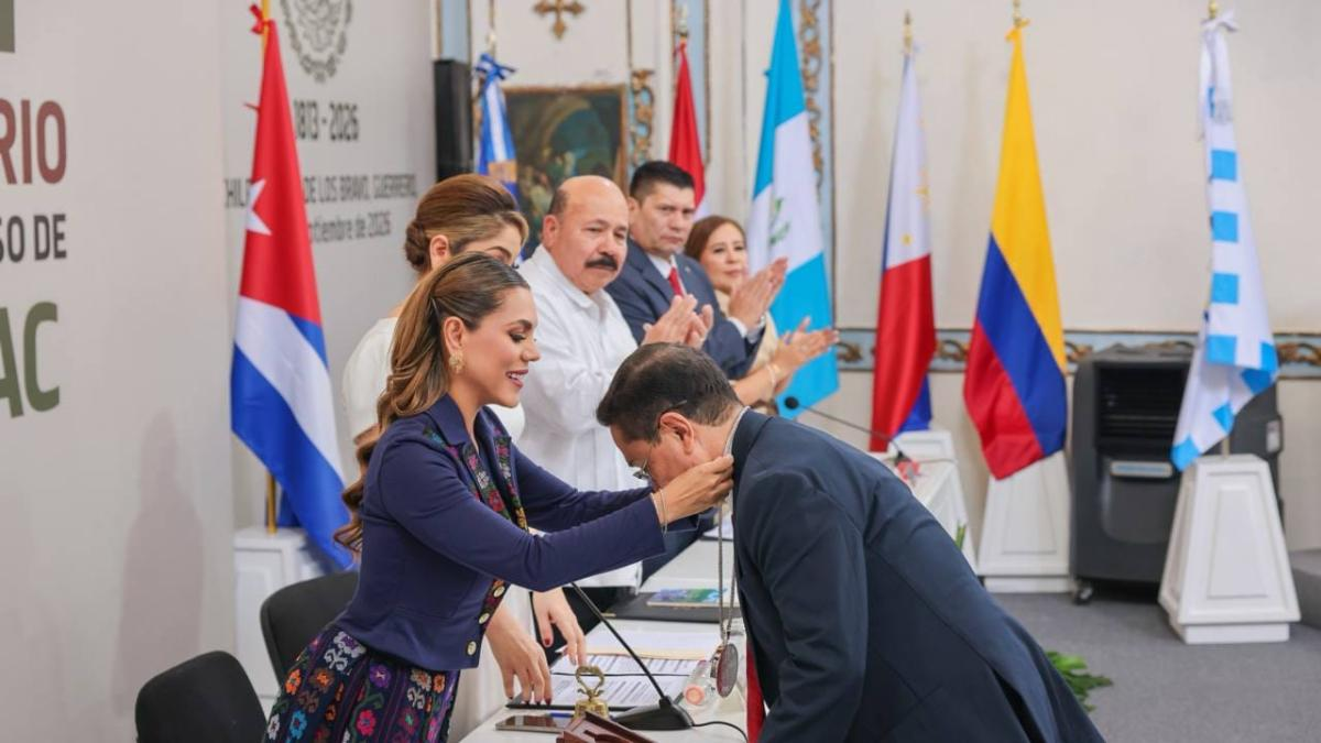 Evelyn Salgado entrega la Presea “Sentimientos de la Nación” a Bernardo Rosendo