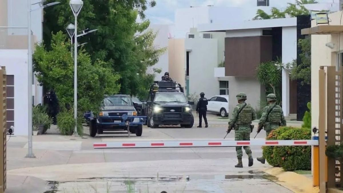 Aseguran viviendas, armas y autos blindados en privada donde vive Rocha Moya