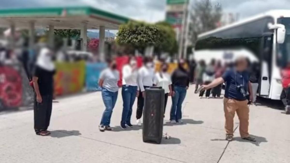 Normalistas bloquean la Autopista del Sol