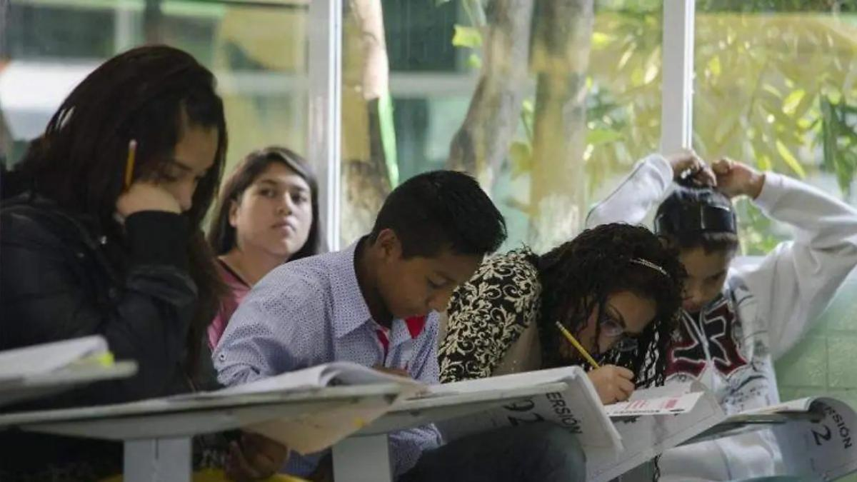 En México, enseñar a adolescentes paga 68% más que enseñar a niños