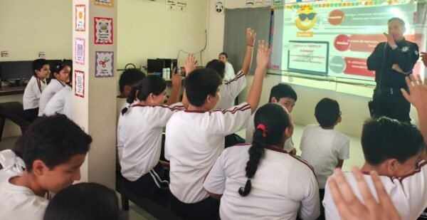 Imparte la Guardia Estatal Cibernética pláticas a estudiantes sobre prevención de la violencia digital