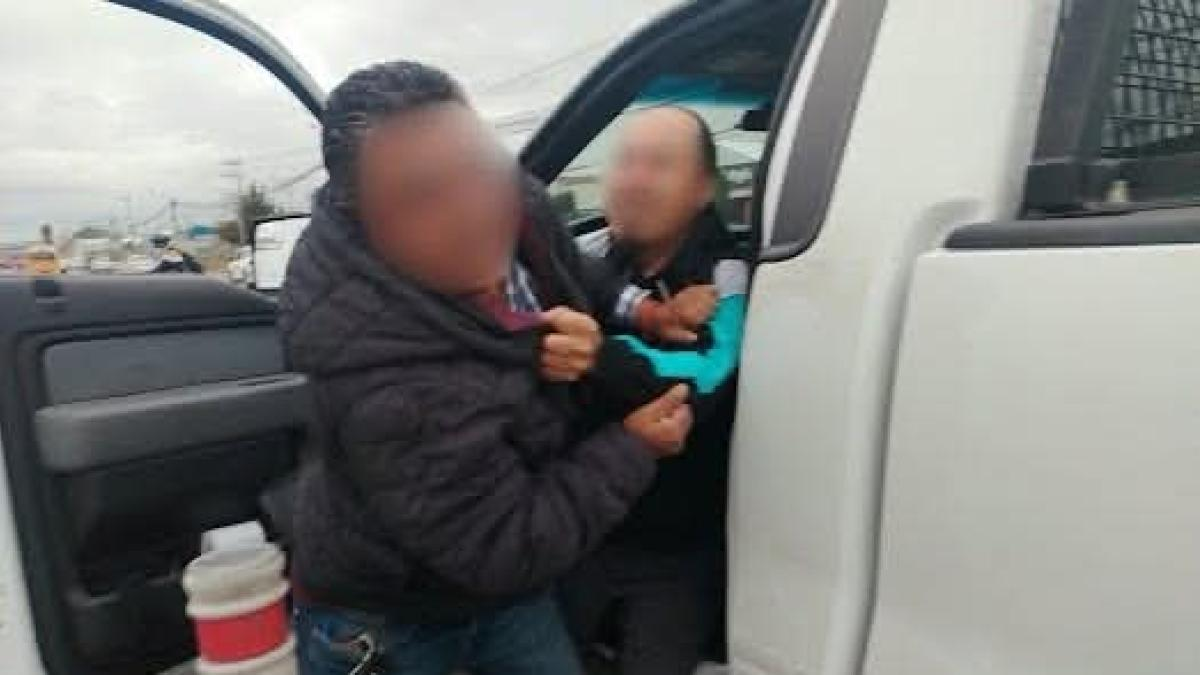 Inspector de transporte para a motociclista y le lanzan líquido hirviendo