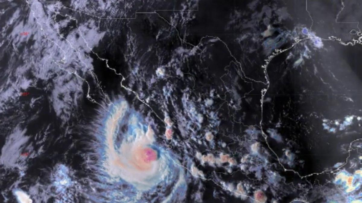 “Simón” continúa como huracán categoría 2; se desplaza paralelo a costas de Jalisco y Nayarit