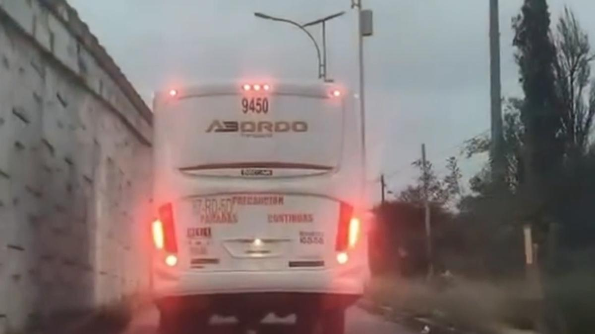 Captan a estudiante de secundaria viajando en compartimento inferior de un camión de transporte