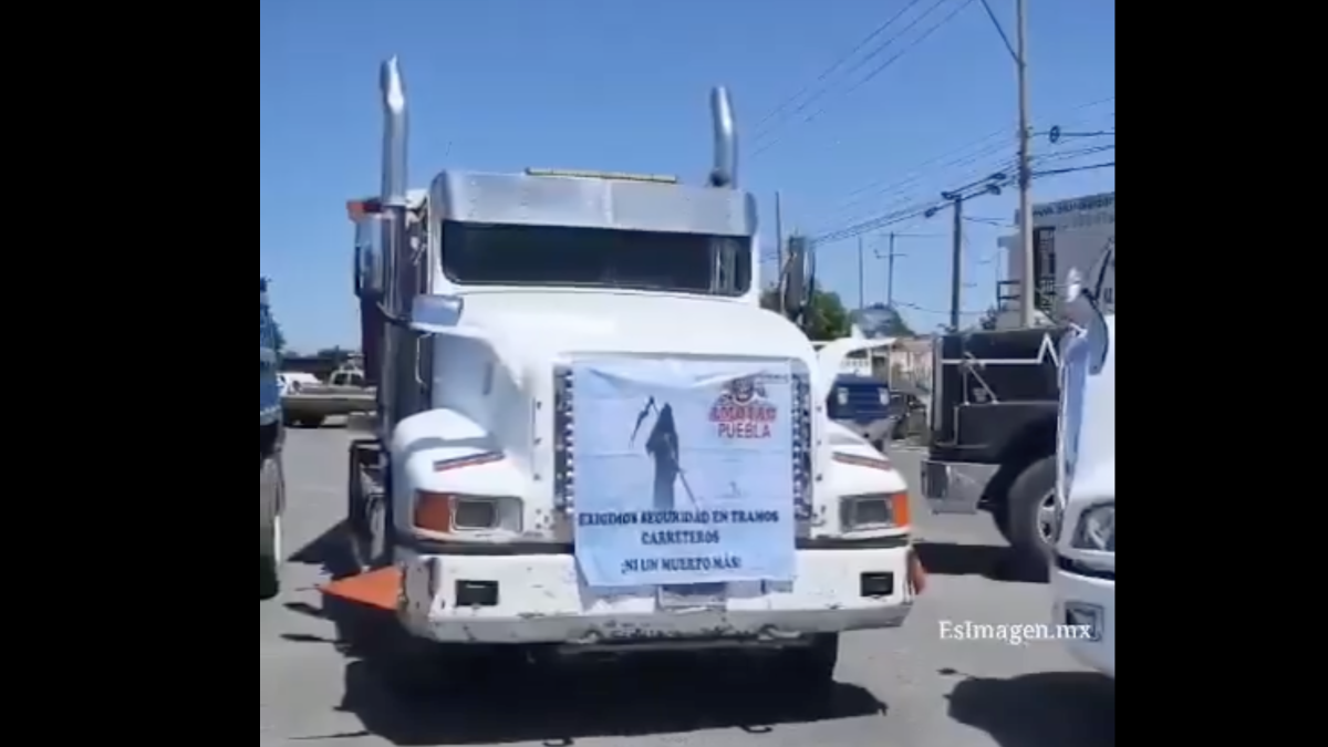 AMOTAC desquicia carreteras en Puebla por asesinato de su delegado