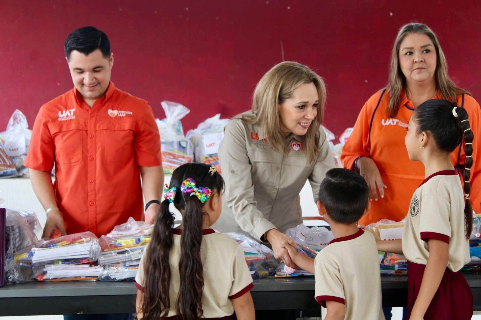Entrega Familia UAT útiles escolares en primarias de Ciudad Victoria y Güémez